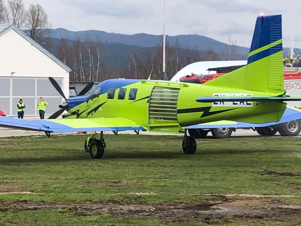 Gabriel Batkiewicz i Tomasz Wróbel - dwaj piloci przelecieli pół świata: z Nowej Zelandii do Nowego Targu, by przyprowadzić nowy samolot dla skoczków spadochronowych na Podhalu. Pokonali prawie 20 tysięcy kilometrów, a ich wyczyn obserwowały w sieci setki miłośników lotnictwa na całym świecie.