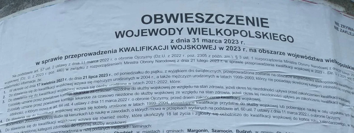 "Do stawienia się do kwalifikacji wojskowej wzywa się osoby urodzone w latach 2021-2022" - obwieszczenie z takim zapisem zostało rozwieszone w Wielkopolsce. Błąd wielkopolskich urzędników kosztował kilka tysięcy złotych. Wielkopolski Urząd Wojewódzki tłumaczy, że nie miał zamiaru wzywać dzieci na komisję wojskową.