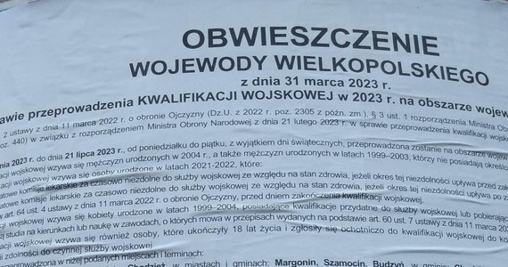 "Do stawienia się do kwalifikacji wojskowej wzywa się osoby urodzone w latach 2021-2022" - obwieszczenie z takim zapisem zostało rozwieszone w Wielkopolsce. Błąd wielkopolskich urzędników kosztował kilka tysięcy złotych. Wielkopolski Urząd Wojewódzki tłumaczy, że nie miał zamiaru wzywać dzieci na komisję wojskową.