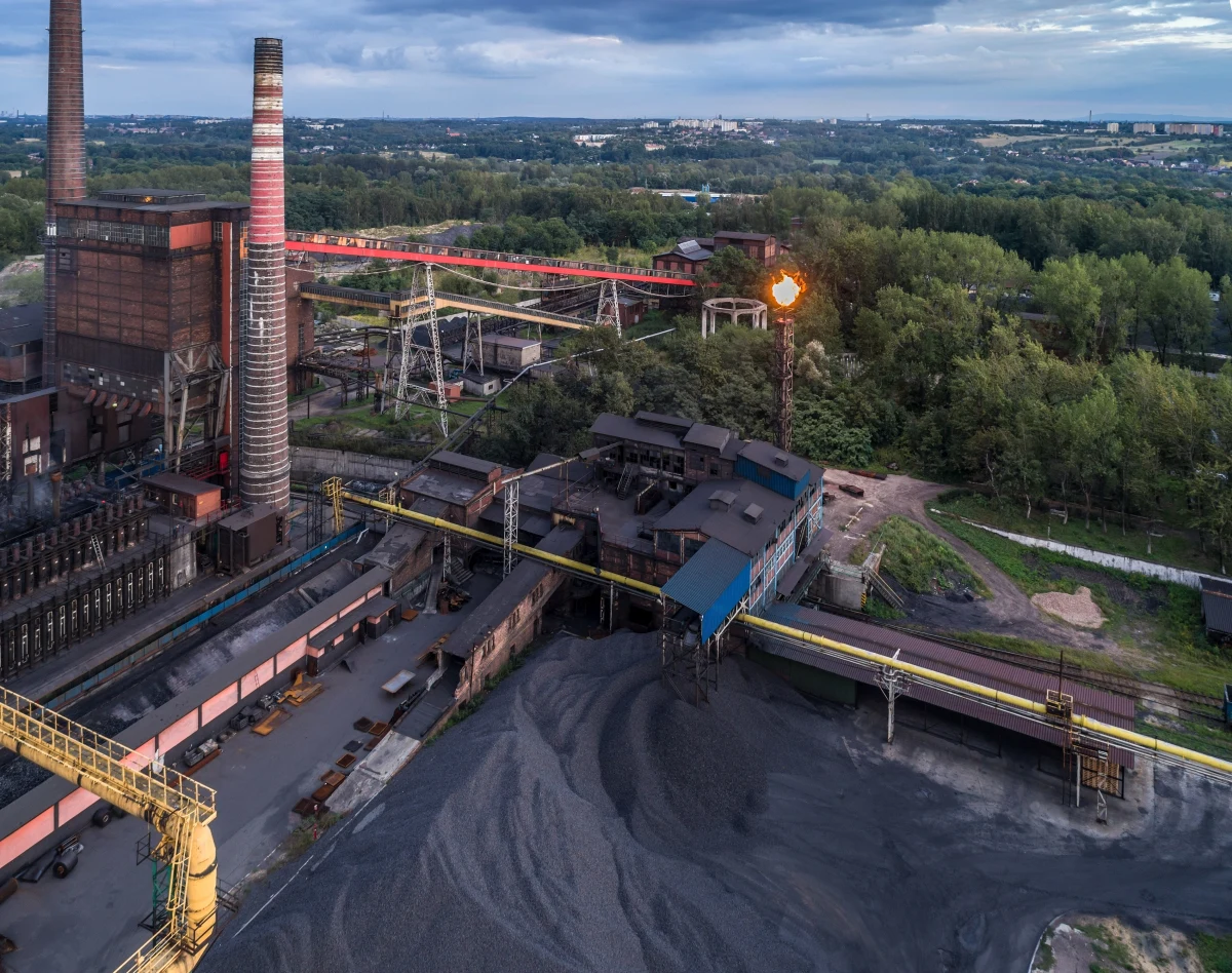 Tragedia w Wałbrzychu na Dolnym Śląsku. W wypadku w Zakładach Koksowniczych „Victoria” zginęło dwóch mężczyzn. To pracownicy firmy zewnętrznej, którzy zajmowali się czyszczeniem komina, a jednocześnie strażacy, którzy pracowali w Jednostce Ratowniczo-Gaśniczej nr 1.