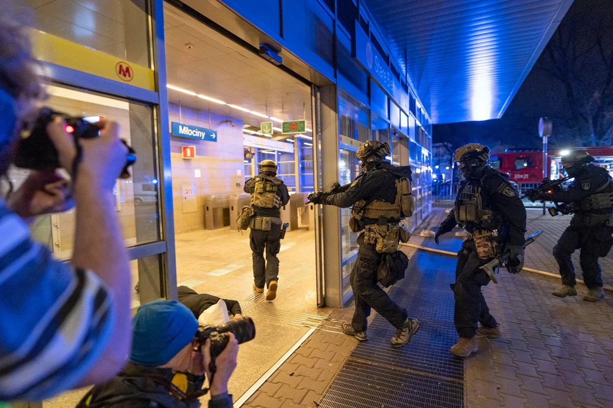 Rządowe Centrum Bezpieczeństwa wysłało w środę ostrzeżenie do mieszkańców ośmiu województw w sprawie planowanych ćwiczeń antyterrorystycznych policji. Środa to kolejny dzień odbywających się w całej Polsce ćwiczeń pod kryptonimem "Wolf-Ram-23" prowadzonych przy współpracy z amerykańskim FBI.