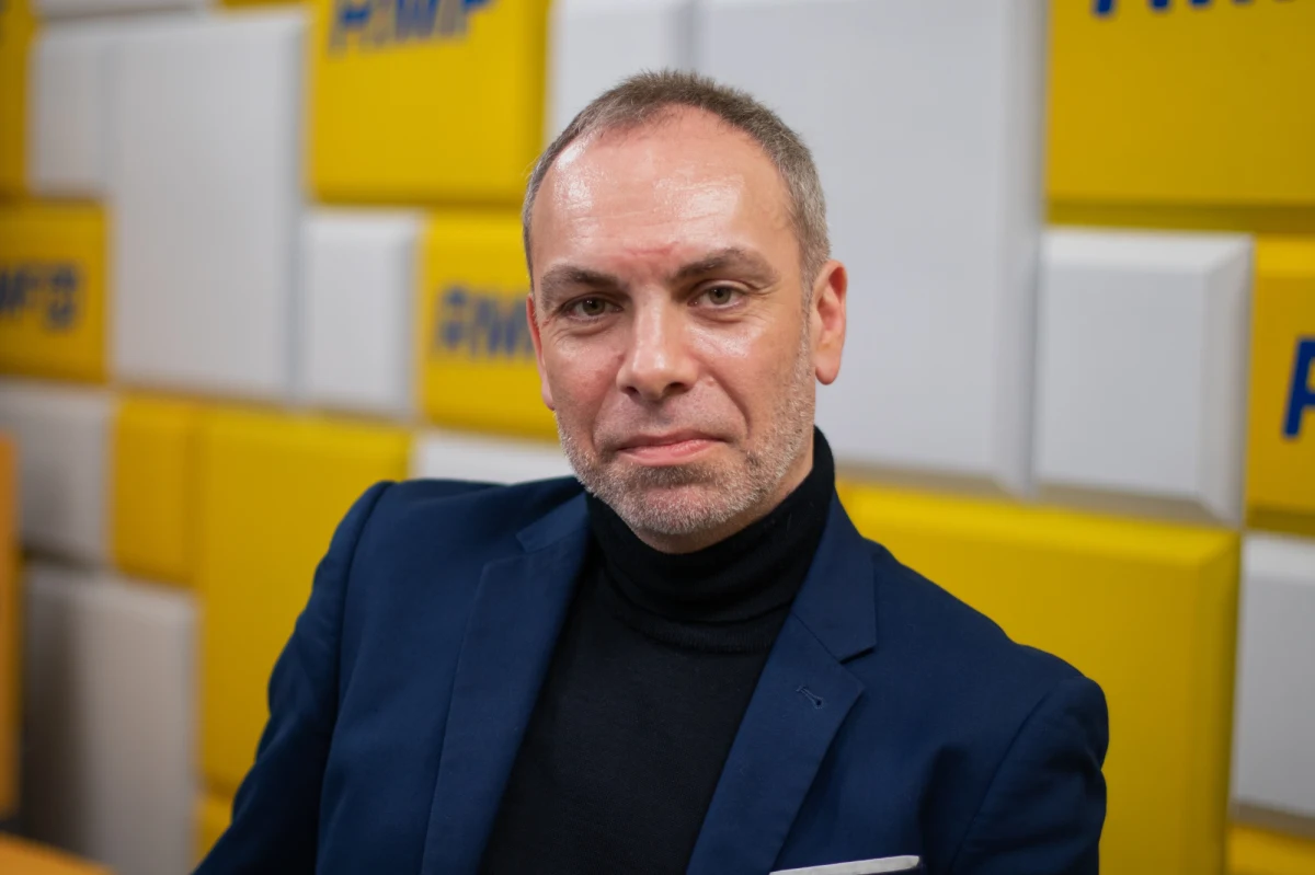 „Powstanie w getcie warszawskim było dziełem polskich Żydów. Nieważne, że oni się między sobą różnili (…). To byli polscy Żydzi wychowani na polskiej literaturze, chodzili do polskich szkół – oczywiście też żydowskich – bo to nie było w sprzeczności. Oni dobrze znali literaturę romantyczną,  samą idę powstania, która w polskiej tradycji historycznej jest bardzo silna. Polscy Żydzi uczestniczyli w XIX wieku w polskich powstaniach: listopadowym, styczniowym, więc (powstanie – przyp. RMF FM) to była rzecz – wydaje się – naturalna” – tak o powstaniu w warszawskim getcie, którego 80. rocznicę obchodzimy dziś, mówił w Porannej rozmowie w RMF FM historyk dr Mikołaj Mirowski. „Pytanie (o to dlaczego mielibyśmy świętować rocznicę powstania w getcie, skoro w Izraelu nie świętuje się rocznicy powstania warszawskiego – RMF FM) jest absurdalne” – zaznaczył. 