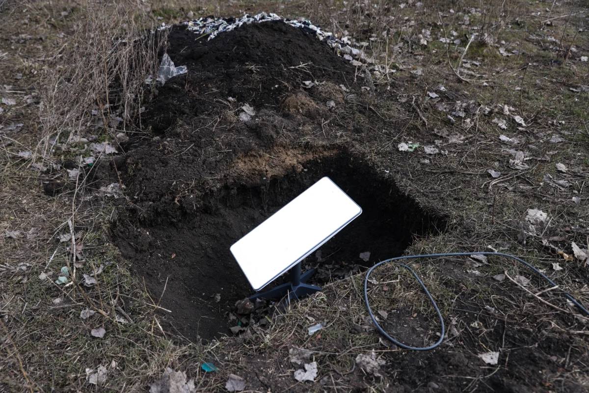 Rosja przez kilka miesięcy eksperymentowała z systemem walki elektronicznej Toboł, aby zakłócać transmisje satelitów Starlink, wykorzystywanych przez Ukrainę - pisze "Washington Post", omawiając kolejne dokumenty amerykańskiego wywiadu, które wyciekły do internetu.