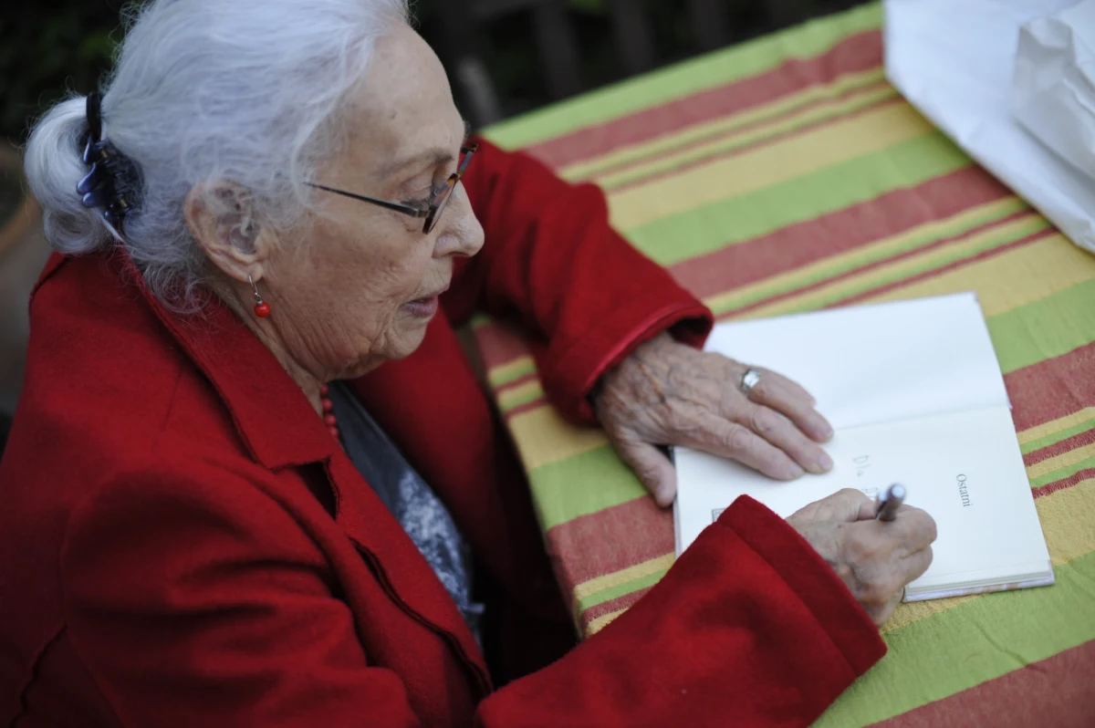 Orędowniczka światła i wróg ciemności - tak ją nazwałem po naszym pierwszym spotkaniu. Irit Amiel poznałem w Londynie podczas wieczoru autorskiego z okazji wydania tomiku jej poezji. Oczekiwałem zderzenia z ucieleśnieniem bólu. Nie mogłem się bardziej mylić. Jej zaraźliwy śmiech i energia natychmiast wypełniły salę po sufit. Powitała nas filigranowa postać. 