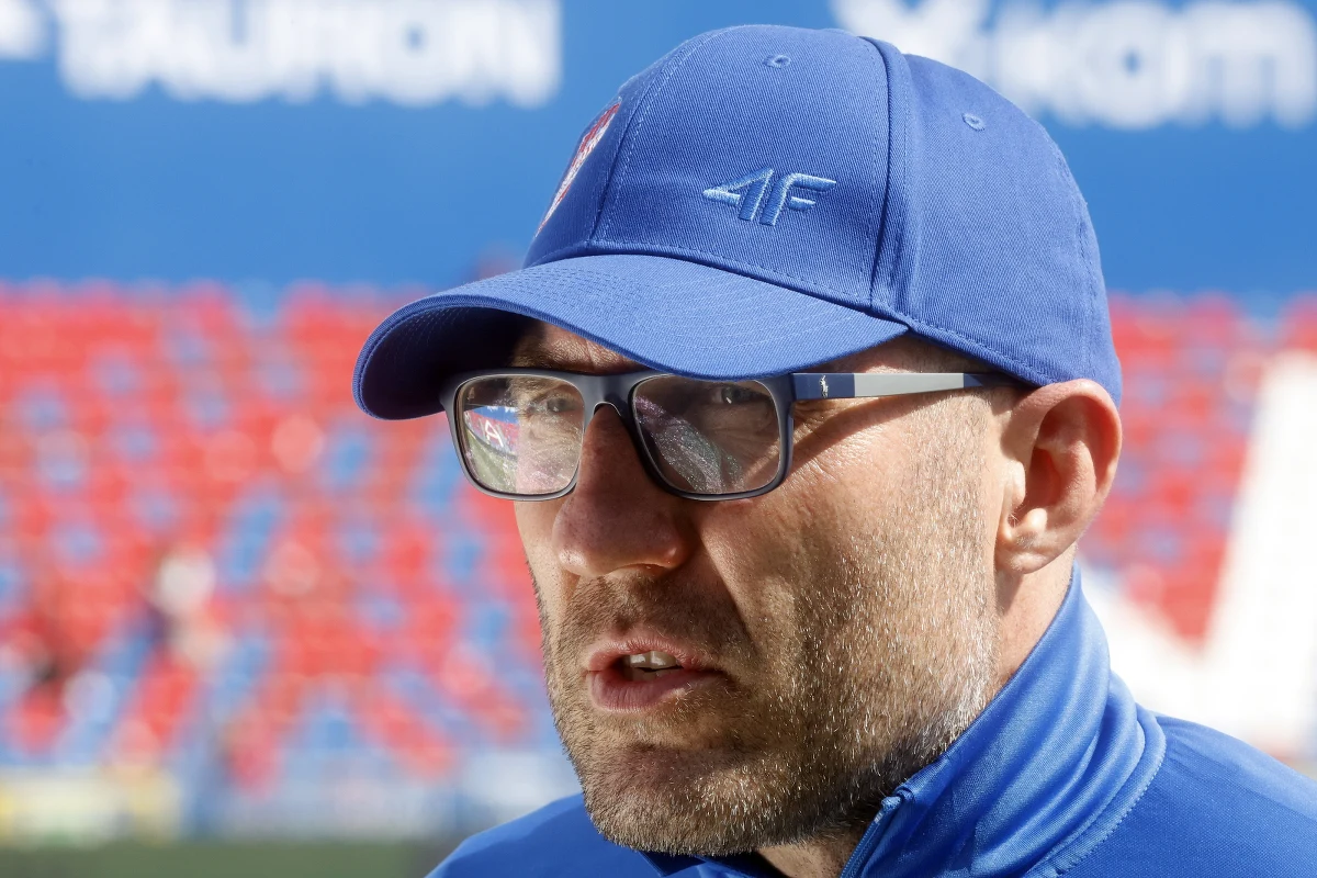 Marek Papszun, trener lidera piłkarskiej Ekstraklasy Rakowa Częstochowa po zakończeniu sezonu rozstaje się z klubem. Poinformowano o tym oficjalnie na konferencji prasowej. Papszun trenuje Raków od siedmiu lat.