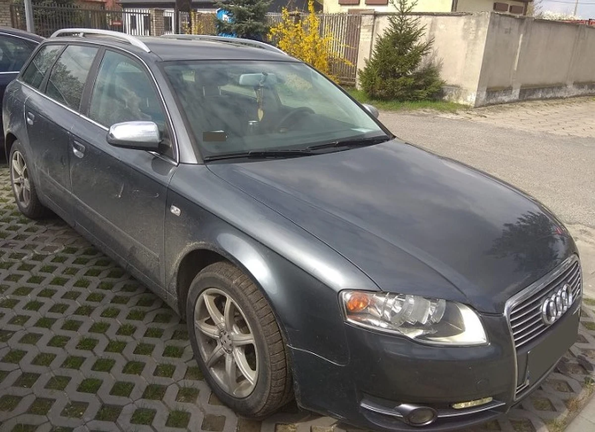 W nocy z poniedziałku na wtorek w Białej Podlaskiej kierowca audi nie zatrzymał się do kontroli drogowej, następnie porzucił auto i zaczął uciekać pieszo. W środku auta pozostawił jednak…. telefon. Okazało się, że jest to 16-latek, który wcześniej zabrał kluczyli z mieszkania właściciela. O dalszym losie 16-latka zadecyduje sąd rodzinny.