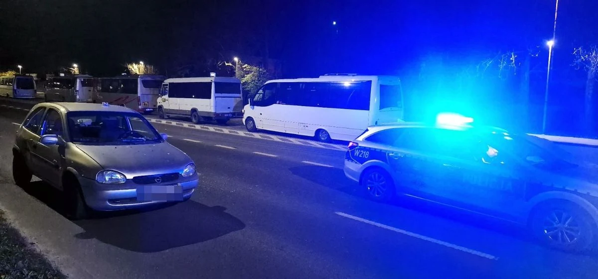 Pędziła ulicami Koszalina pod prąd, przejeżdżała pasy zieleni i staranowała radiowóz. Tak 59-letnia mieszkanka z Koszalina uciekała przed próbującymi ją zatrzymać do kontroli policjantami. Ci chcieli tylko sprawdzić, dlaczego kobieta w nocy nie włączyła świateł w samochodzie.