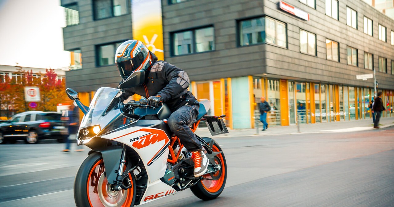 Jechał motocyklem 125 mając kategorię B. Dostał mandat za brak uprawnień