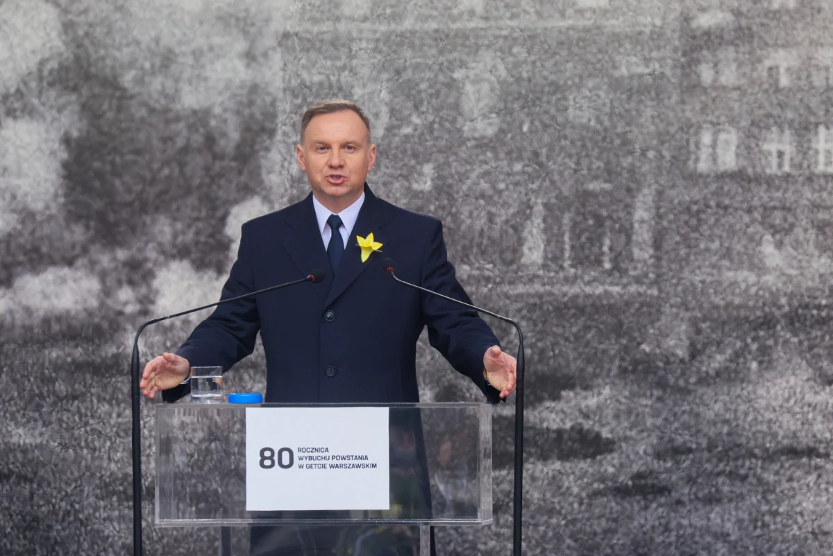 Społeczność żydowska żyła z Polakami i innymi narodowościami pod jednym dachem od prawie tysiąca lat. Niemieccy naziści zmiażdżyli tamtą Rzeczpospolitą nie tylko pod względem politycznym i państwowym, ale i społecznym, dokonując dramatycznego rozcięcia społeczeństwa - powiedział prezydent Andrzej Duda podczas uroczystości w 80. rocznicę wybuchu powstania w getcie warszawskim.