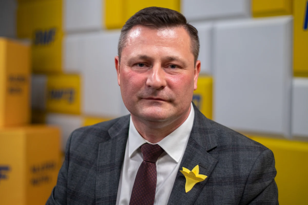 „Myślę, że na wielu Polaków padł blady strach. Okaże się, że większość policji zamiast strzec naszego porządku publicznego, będzie konwojowało wagony ze zbożem. To jest jakiś absurd” – tak w Rozmowie w południe w RMF FM Krzysztof Paszyk skomentował słowa ministra Roberta Telusa, który zapewnił, że wszystkie drogowe i kolejowe transporty zboża z Ukrainy będą przejeżdżać przez Polskę pod eskortą służby celnej.