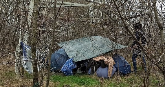 Policjanci zatrzymali w niewielkim lasku w Łodzi 44-latka poszukiwanego listem gończym. Mężczyzna od kilku miesięcy ukrywał się przed wymiarem sprawiedliwości, a w ostatnim czasie mieszkał w szałasie. Trafił już do aresztu.