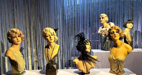 Niecodzienne wydarzenie kulturalne w Paryżu. W znanym Muzeum Sztuk Dekoracyjnych ruszyła wystawa poświęcona historii fryzur. Można na niej zobaczyć, jak zmieniały się na przestrzeni wieków modne sposoby czesania się lub noszenia peruk - od średniowiecza, przez czasy Ludwika XVI i Wielką Rewolucję Francuską, aż po obecne czasy.