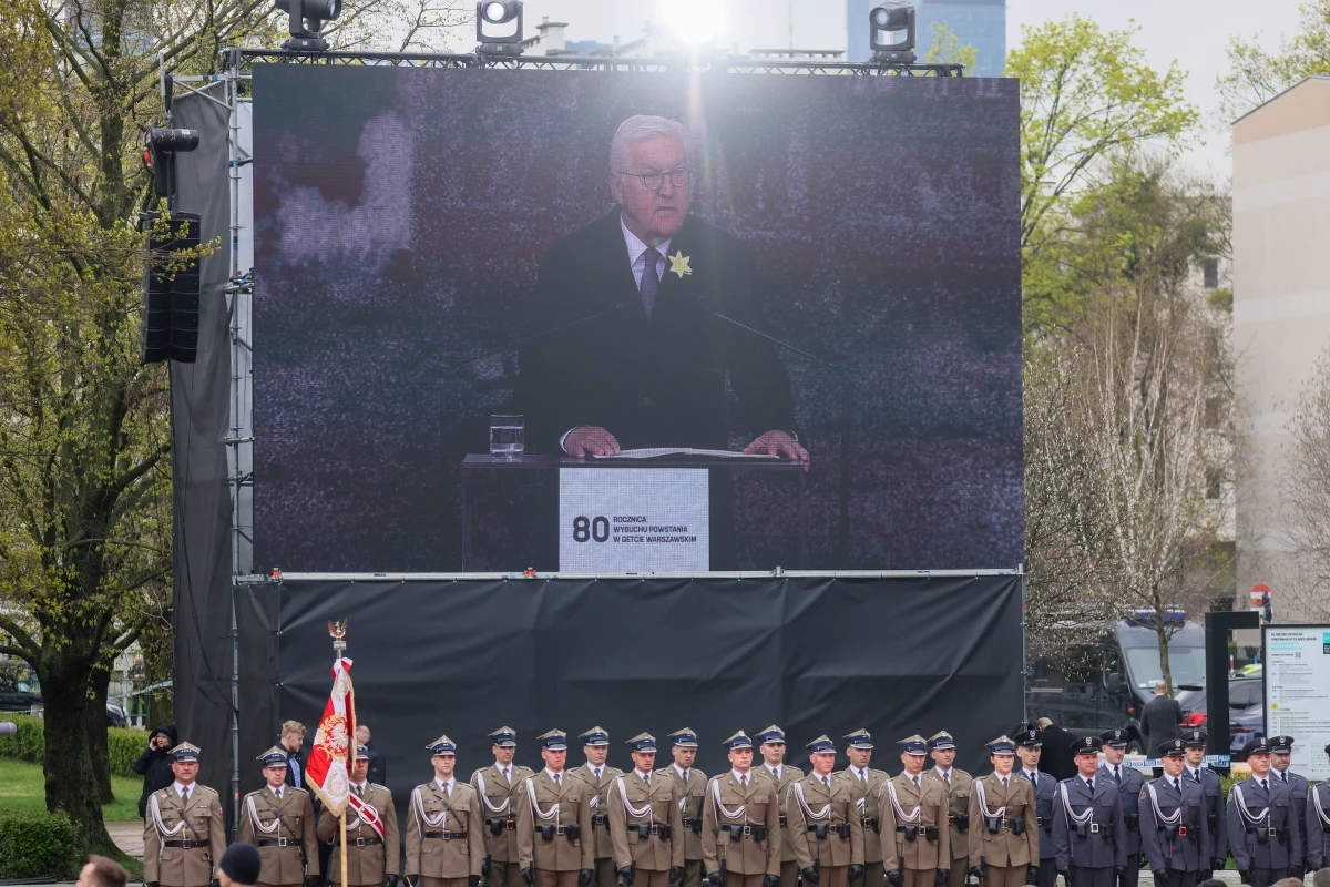 ​Straszliwe zbrodnie, które Niemcy tutaj popełnili, napawają mnie głębokim wstydem. Jako prezydent Niemiec chylę czoła przed odważnymi bojownikami getta warszawskiego - mówił prezydent Niemiec Frank-Walter Steinmeier podczas uroczystości z okazji 80. rocznicy wybuchu powstania w getcie warszawskim. My, Niemcy, jesteśmy świadomi naszej odpowiedzialności. Proszę o przebaczenie - powiedział.