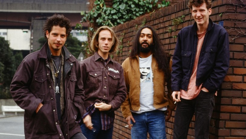 Chris Cornell był liderem grupy Soundgarden od jej założenia w 1984 roku. Po jego samobójczej śmierci w maju 2017 roku zespół rozwiązał się. Pozostali jego członkowie chcieli jednak dokończyć i wydać album, nad którymi pracowali z Cornellem w ostatnich miesiącach jego życia. Nic z tego nie wyszło, bo stanowczo sprzeciwiła się temu żona wokalisty. Teraz Vicky Cornell i muzycy Soundgarden osiągnęli porozumienie w tej sprawie.