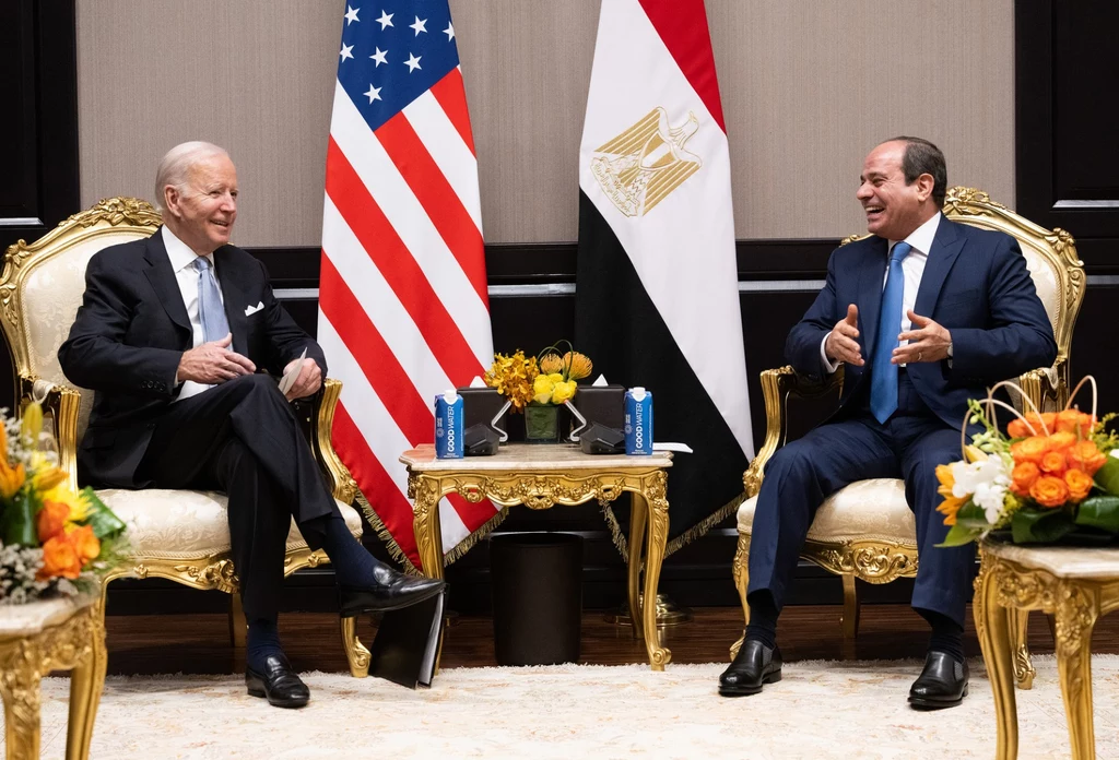 Prezydenci USA i Egiptu, Joe Biden oraz Abd al-Fattah as-Sisi, w trakcie w trakcie spotkania w grudniu 2022 r. w Sharm el-Sheikh