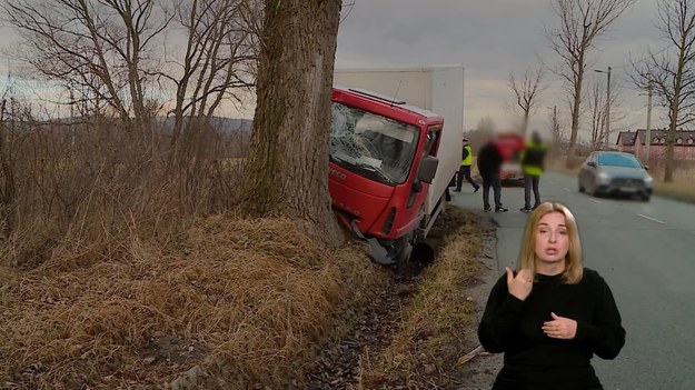 Bardzo niebezpieczne zdarzenie na drodze z Krakowa do Tyńca. Kierowca dostawczego Iveco chciał bezpiecznie wyminąć się z pojazdem jadącym z przeciwka, ale zahaczył kołami o pobocze, a następnie stracił panowanie nad samochodem. 

(Fragment programu "Stop drogówka").