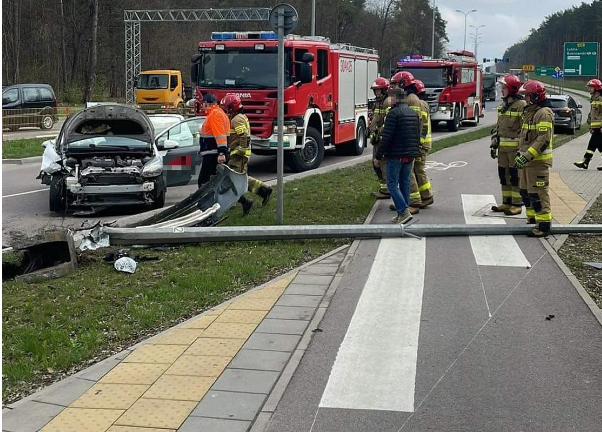Zarzut prowadzenia pojazdu pod wpływem alkoholu usłyszał policjant z Siemiatycz, który w poniedziałek spowodował kolizję na ulicy Ciołkowskiego w Białymstoku. Mężczyzna miał dwa promile alkoholu. Zbiegł z miejsca zdarzenia.