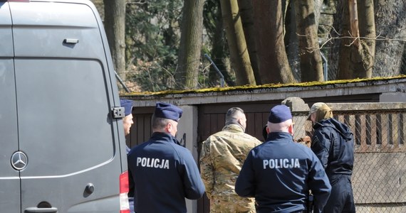 Materiały wybuchowe znaleźli koszalińscy policjanci w garażu wynajmowanym przez 37-letniego mieszkańca tego miasta. Trwa akcja wywożenia i detonowania niebezpiecznych substancji. Do Koszalina przyjechali pirotechnicy z Gdańska i Szczecina. 