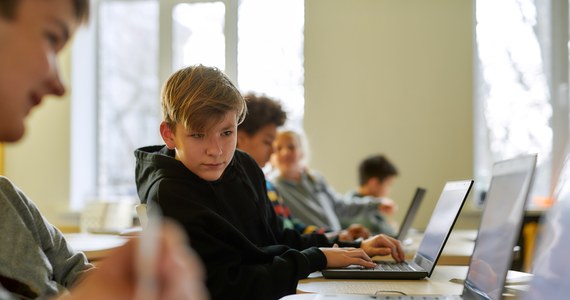 We wrześniu uczniowie IV klas szkół podstawowych otrzymają od rządu bezpłatne laptopy. Wiadomo już, że będzie to model ASUS ExpertBook. Sprzęt ma dostarczyć firma X-KOM. Według ministra cyfryzacji Janusza Cieszyńskiego koszt jednego laptopa to 2952 zł brutto.