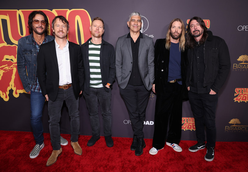 25 marca 2022 roku świat obiegła informacja o nagłej śmierci Taylora Hawkinsa. Grupa Foo Fighters kontynuuje jednak działalność i zapowiada nową płytę. Właśnie ukazał się pierwszy promujący ją utwór, pt. "Rescued".