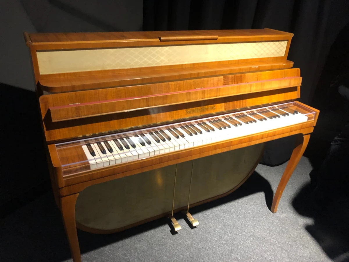 Od dziś Sala Widowiskowo-Koncertowa Muza w Sosnowcu będzie nosić imię Władysława Szpilmana. Powstała tam także ekspozycja poświęcona artyście. Można zobaczyć m.in. wylicytowane przez miasto pianino krzyżowe Grotrian Steinweg z 1956 r. należące w przeszłości do słynnego pianisty i kompozytora. Pamiątki po Władysławie Szpilmanie obiecał przekazać miastu jego syn – Andrzej Szpilman, który odwiedził Sosnowiec. 