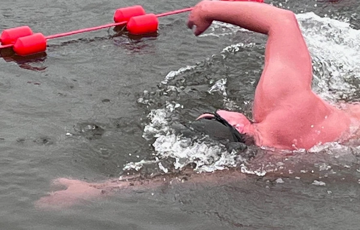 ​Mamy nowy rekord Guinnessa w najdłuższym pływaniu lodowym. Ustanowił go dziś Krzysztof Gajewski. Pływak z Wrocławia przepłynął 6 kilometrów w wodzie o temperaturze poniżej 5 stopni Celsjusza.
