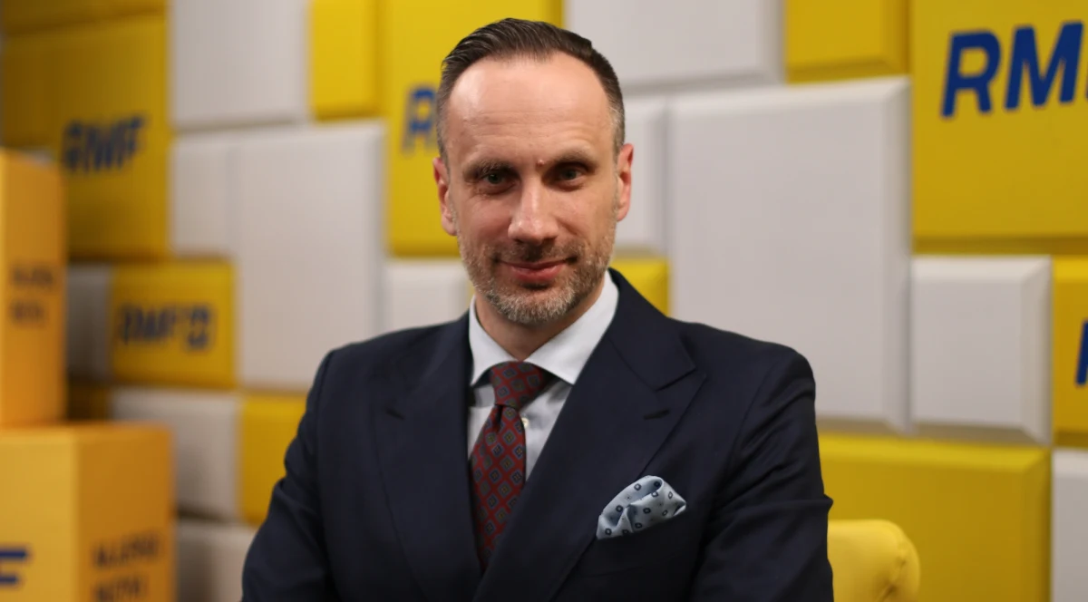 "Gdyby miał honor, podałby się do dymisji" – mówił o unijnym komisarzu do spraw rolnictwa Januszu Wojciechowskim gość Popołudniowej rozmowy w RMF FM – wiceminister rolnictwa Janusz Kowalski. "Bez względu na to, jakich polityków delegujemy do Komisji Europejskiej, tam jest jedna podstawowa zasada - walka o polskie interesy. Nie widzę tej walki pana Wojciechowskiego" – przyznał. "On jest eurokratą, kolegą Ursuli von der Leyen. (…) Bruksela nie służy wielu ludziom" – dodał. 