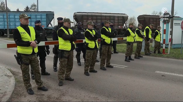 Plomby i konwoje transportu ukraińskiego ziarna mają rozwiązać kryzys zbożowy, a opozycja pyta dlaczego tak późno? Minister rolnictwa tłumaczy, że to był czas na przekonanie Unii Europejskiej. Jednak wątpliwości w tej sprawie mają i przedstawiciele prezydenta i koalicjanci Prawa i Sprawiedliwości z Solidarnej Polski.Materiał dla "Wydarzeń" przygotował Piotr Michalak.