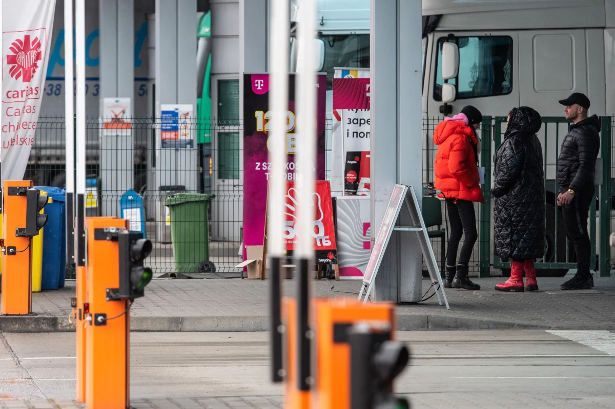 Wojewoda lubelski Lech Sprawka i p.o. generalnego dyrektora dróg krajowych i autostrad Tomasz Żuchowski podpisali porozumienie w sprawie budowy 2,5-km dróg dojazdowych do obsługi istniejącego drogowego przejścia granicznego w Dorohusku i planowanego terminala samochodowego w Okopach.