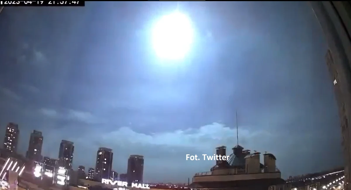 Tajemniczy błysk światła, który w nocy rozświetlił niebo nad Kijowem, wywołał lawinę spekulacji. Początkowo administracja wojskowa ukraińskiej stolicy informowała, że mogło dojść do awarii satelity NASA. Amerykańska agencja temu zaprzeczyła. Ukraińskie wojsko zasugerowało potem, że mógł to być spadający meteoryt. Ostatecznie Główne Centrum Kontroli Specjalnej, monitorujące zjawiska geofizyczne na Ukrainie, poinformowało, że błysk związany był najprawdopodobniej z „wejściem ciała kosmicznego w gęste warstwy atmosfery”.