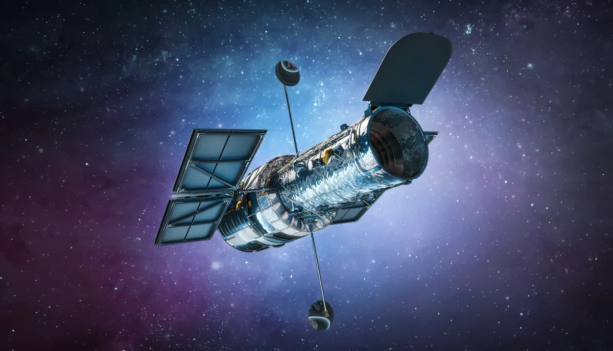 Teleskop Hubble’a dostrzegł obiekt, który prawdopodobnie jest ogromną czarną dziurą, mknącą przez międzygalaktyczną przestrzeń. Ten wyjątkowy kosmiczny podróżnik pozostawia za sobą ogon zbudowany z nowo powstałych gwiazd, rozciągający się na połowę długości galaktyki. ​Jak podaje NASA, "na wolności znalazł się potwór".