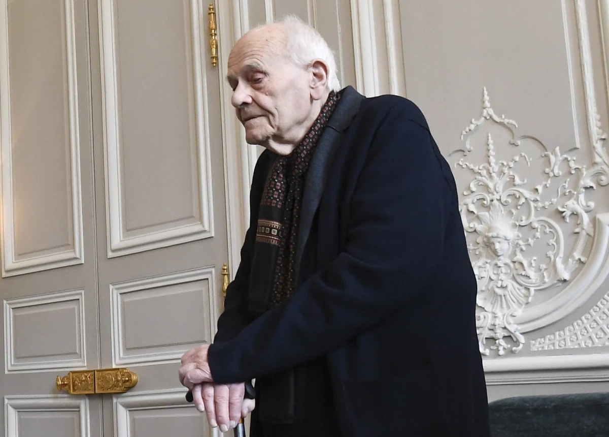 ​101-letni francuski lekarz Christian Chenay pomimo zaawansowanego wieku nadal przyjmuje pacjentów. Swój staż medyczny rozpoczął w czasie II wojny światowej. Samorząd uhonorował go nagrodą za długą karierę medyczną.