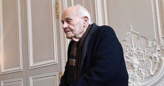 ​101-letni francuski lekarz Christian Chenay pomimo zaawansowanego wieku nadal przyjmuje pacjentów. Swój staż medyczny rozpoczął w czasie II wojny światowej. Samorząd uhonorował go nagrodą za długą karierę medyczną.