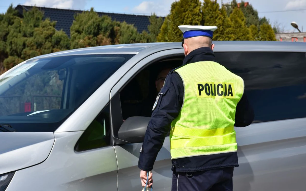 Z otwartymi drzwiami samochodu próbował wyjechać na drogę mieszkaniec powiatu jarosławskiego (woj. podkarpackie). Kiedy sąsiad zauważył tę sytuację, najpierw ruszył na pomoc, ale zaraz potem zadzwonił na policję. Funkcjonariusze stwierdzili u kierowcy 3,66 promila alkoholu w organizmie.