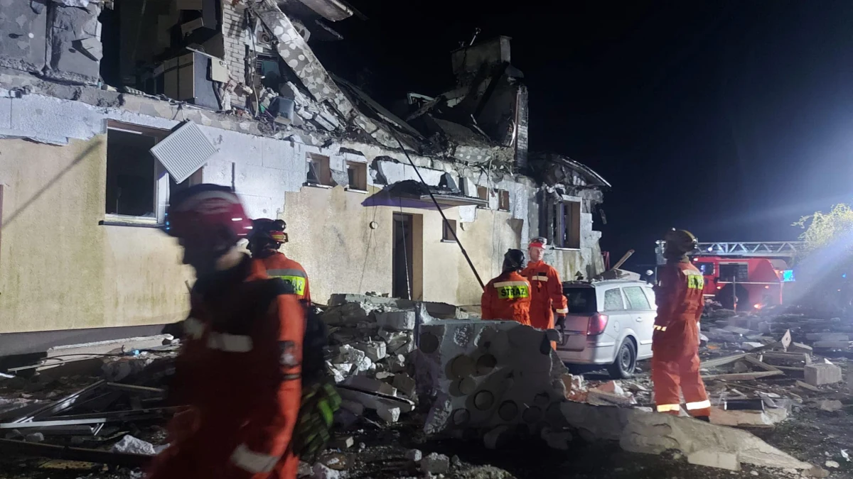 Trwa wyjaśnianie przyczyn wybuchu gazu w domu wielorodzinnym w miejscowości Sędziniec na północy Wielkopolski. W chwili eksplozji w budynku było 10 osób - w tym 5 dzieci. Rannych zostało czworo dorosłych. Już jutro osobom, które ucierpiały w wyniku zdarzenia zostaną wypłacone zasiłki - zadeklarował wojewoda Michał Zieliński. Została też wszczęta procedura w sprawie katastrofy budowlanej oraz powołana została komisja, która ma ustalić przyczyny tej katastrofy. 