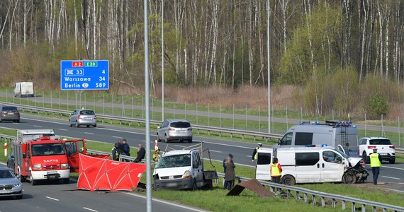 Jedna osoba zginęła w wypadku na A2 koło miejscowości Michałówek na Mazowszu. Na miejscu lądował śmigłowiec LPR.