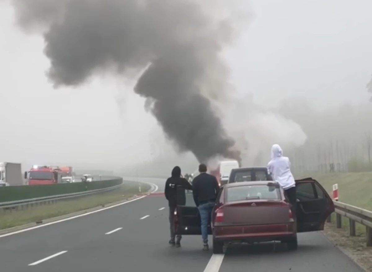 Duże utrudnienia czekały rano kierowców jadących drogą ekspresową S5 w kierunku Wrocławia. Niedaleko miejscowości Mórkowo zapaliła się laweta przewożąca dwa pojazdy.