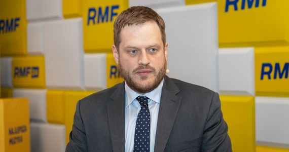 „Jest 14 firm, które zgłosiły się do tego przetargu. To jest pierwszy etap. Teraz zawieramy umowy ramowe” – mówił w Rozmowie z Południe w RMF FM Janusz Cieszyński o konkursie na dostarczenie laptopów dla czwartoklasistów. Cieszyński dodał, że najkorzystniejsza oferta zakłada, że za jednego laptopa trzeba zapłacić 2952 zł.  Minister ds. cyfryzacji zaznaczył, że na razie nie jest przesądzone, że właśnie ta oferta zostanie wybrana przez rząd.