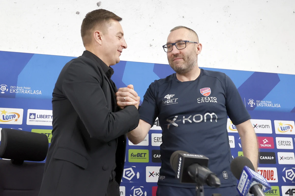 O mistrzostwo Polski zagrają ze świadomością, że z zespołu po sezonie odejdzie architekt sukcesu - wieloletni trener Marek Papszun. Raków Częstochowa szykuje się do pierwszego meczu po ogłoszeniu rezygnacji szkoleniowca, który ekipie spod Jasnej Góry poświęcił siedem lat swojego życia. Czy z Rakowa może zejść powietrze na ostatniej prostej? Czy wykorzysta to Legia, która na pozycji wicelidera traci do Rakowa już osiem punktów? Wiele wyjaśni się w nadchodzącej kolejce piłkarskiej ekstraklasy.