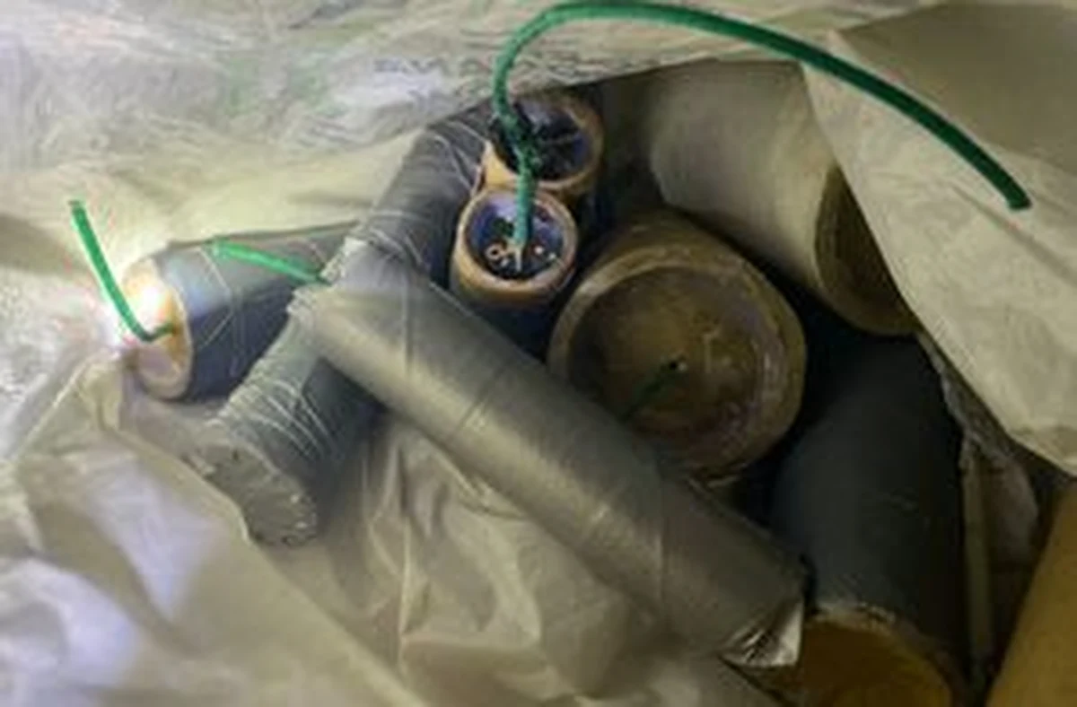 37-latek, który w garażu w Koszalinie miał materiały wybuchowe, usłyszał w prokuraturze zarzuty i trafił do aresztu na 3 miesiące. Mężczyzna odpowie za posiadanie bez zezwolenia substancji wybuchowych, które mogły zagrozić życiu wielu osób i mieniu wielkich rozmiarów. Od wczoraj policyjni kontrtrerroryści usuwają zgromadzony w garażu arsenał.