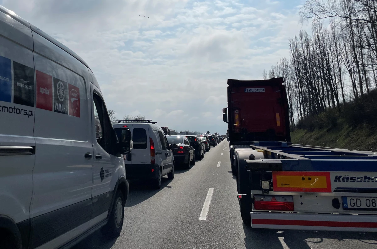 Około 10 tys. zł kary umownej nałożyć chce na wykonawcę prac na węźle Gdańsk-Południe Generalne Dyrekcja Dróg Krajowych i Autostrad. Chodzi o wczorajsze zmiany w organizacji ruchu na Obwodnicy Trójmiasta. Były niezgodne z przyjętym wcześniej harmonogramem, zaskoczyły kierowców i samą GDDKiA.
