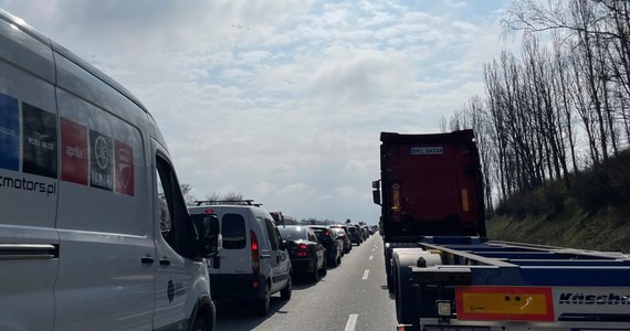 Około 10 tys. zł kary umownej nałożyć chce na wykonawcę prac na węźle Gdańsk-Południe Generalne Dyrekcja Dróg Krajowych i Autostrad. Chodzi o wczorajsze zmiany w organizacji ruchu na Obwodnicy Trójmiasta. Były niezgodne z przyjętym wcześniej harmonogramem, zaskoczyły kierowców i samą GDDKiA.