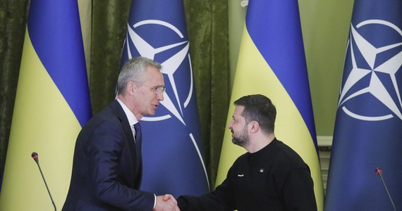 "Miejsce Ukrainy jest w NATO, dlatego umożliwimy jej przystąpienie do tej organizacji; dzięki dotychczasowemu wsparciu ze strony Sojuszu ukraińska armia zdołała odeprzeć wroga z Kijowa, Chersonia i Charkowa" - oznajmił w czwartek w Kijowie sekretarz generalny NATO Jens Stoltenberg podczas wspólnej konferencji prasowej z prezydentem Ukrainy Wołodymyrem Zełenskim. Szef NATO złożył niespodziewaną wizytę w Ukrainie. 