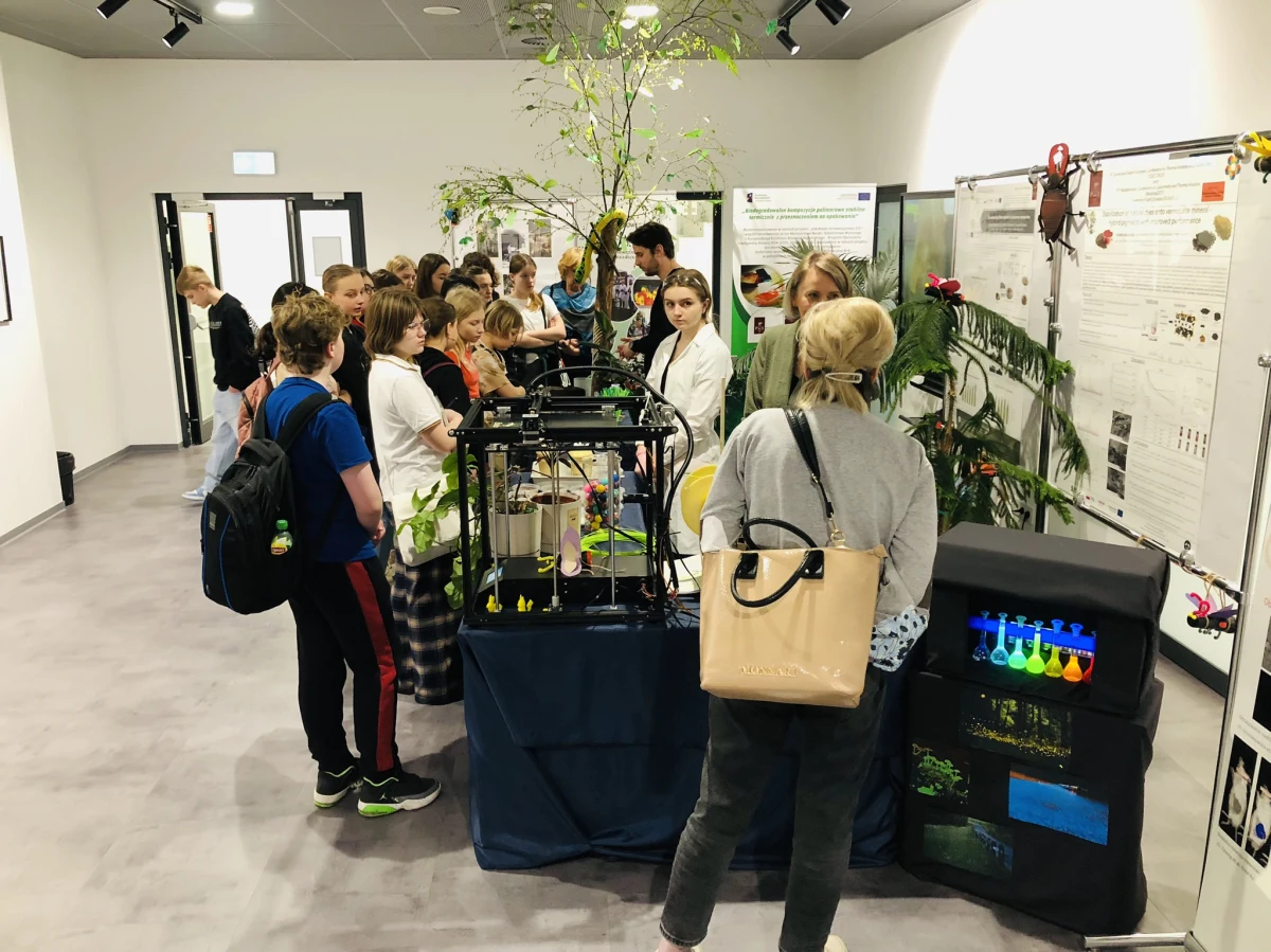 Czym jest radiologia, dlaczego skorupki jajek świecą? - m.in. tego mogą wiedzieć się młodzi ludzie na Festiwalu Nauki, Techniki i Sztuki na Politechnice Łódzkiej. Impreza, która zaczęła się dziś i potrwa do niedzieli - to wykłady i warsztaty oraz 20 wydarzeń towarzyszących. 