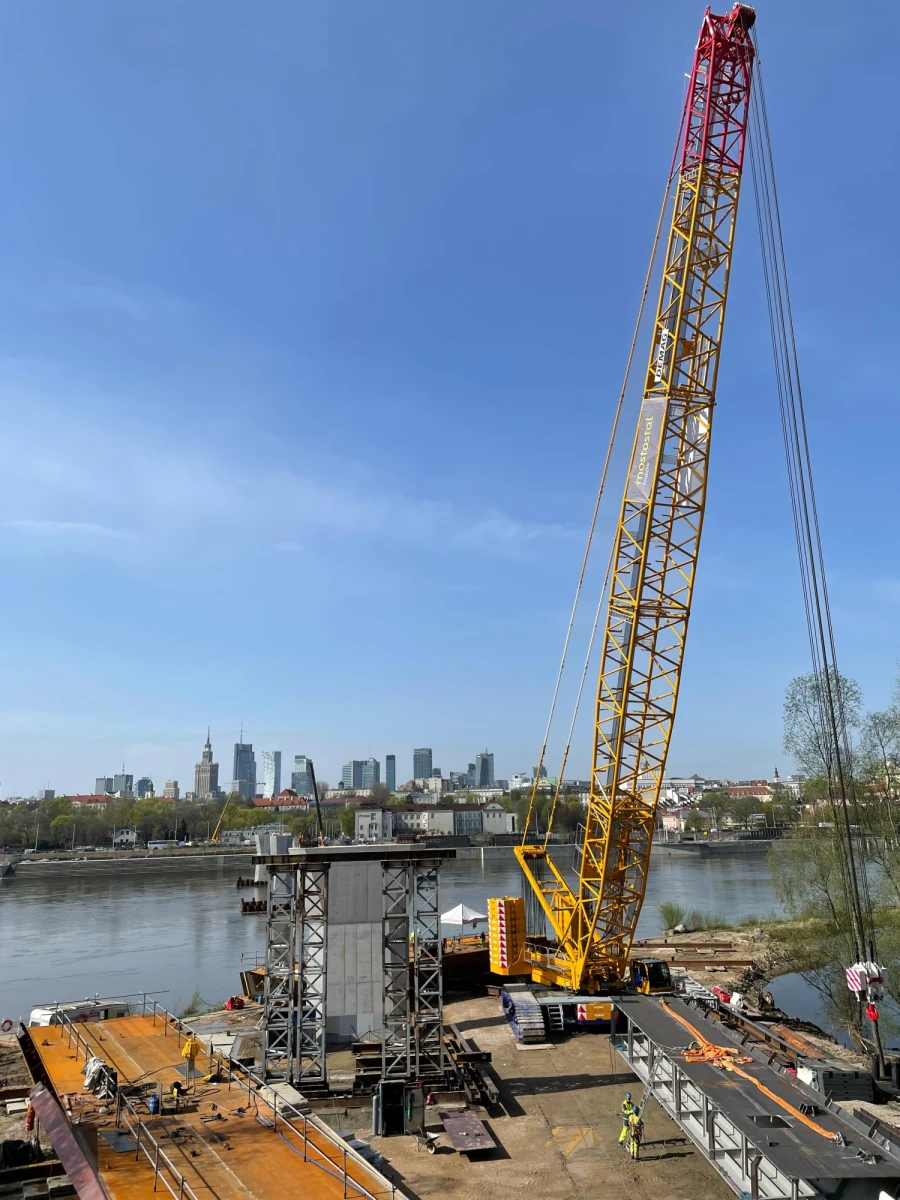Zamontowana została pierwsza część mostu pieszo-rowerowego na Wiśle od strony Pragi. W kolejnym etapie budowy początkowe segmenty konstrukcji zostały właśnie umieszczone na filarach. Z przeprawy łączącej Śródmieście z Pragą w przyszłym roku będą mogli skorzystać mieszkańcy i turyści.



