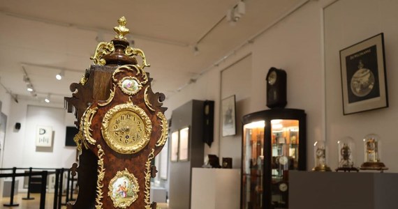 Od jutra w Muzeum Porcelany w Wałbrzychu będzie można oglądać wyjątkową wystawę zabytkowych zegarów. Pochodzą z założonej w 1850 roku w Świebodzicach fabryki Gustava Beckera. Na ekspozycji zaprezentowano ponad 160 czasomierzy.