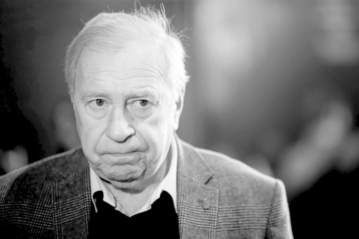 Nie żyje Jerzy Stuhr. Ceniony aktor, reżyser filmowy, teatralny, operowy, scenarzysta, rektor, profesor, pedagog. Wielokrotnie nagradzany. W kwietniu skończył 77 lat. Aktor od lat miał poważne problemy zdrowotne, walczył z nowotworem, przeszedł zawał.