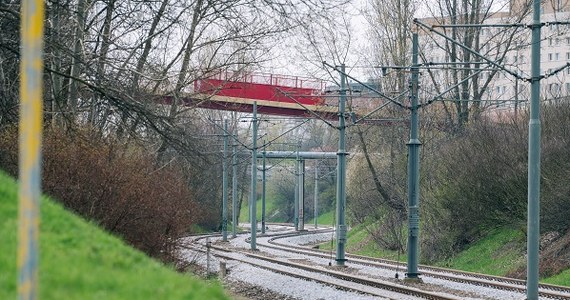 Jeszcze trzy tygodnie muszą czekać poznaniacy na możliwość przejazdu Poznańskim Szybkim Tramwajem. Według zapowiedzi urzędników wyremontowana trasa zostanie oddana do użytku 13 maja. Torowisko powstało ponad 25 lat temu i od tamtej pory nie przechodziło tak gruntownego remontu.

