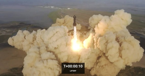 Najpotężniejsza w historii rakieta Starship koncernu SpaceX należącego do Elona Muska o 15:34 ruszyła z kosmodromu w Teksasie. Po trzech minutach misja się zakończyła - nie doszło do rozłączenia dwóch stopni rakiety, Starship eksplodował. Misja przyniosła więc tylko połowiczny sukces. Rakieta składa się z dwóch części - pojazdu Starship, który jest zarówno rakietą jak i samym pojazdem kosmicznym, a także członu podstawowego, tzw. Super Heavy. Pierwotnie jej start był planowany na poniedziałek.