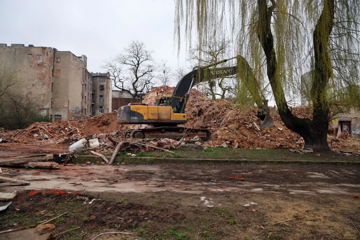 Wielka akcja wyburzeniowa w Łodzi. Od kwietnia do września wyburzonych zostanie niemal 50 budynków. Miasto pozbędzie się ruder, rozpadających się lub grożących zawaleniem kamienic czy magazynów. Będzie to kosztowało 3,5 mln złotych. 